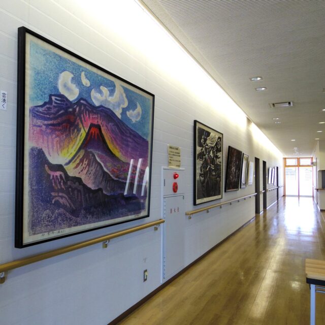 【志賀一男特別展 開催中✨】

図書館2階のまちかどギャラリーにて、志賀一男特別展を11月30日(日)まで開催しています。
常設している「志賀一男ギャラリー」の特別展です。

1階図書館の入口ゲート付近には、志賀先生にご寄贈いただいた『志賀一男画集』も展示していますので、あわせてご覧ください。

芸術の秋と読書の秋を岩沼市民図書館で楽しんでみませんか？🍂

#岩沼市民図書館 #図書館 #志賀一男特別展 #芸術の秋 #読書の秋 #岩沼市 #岩沼