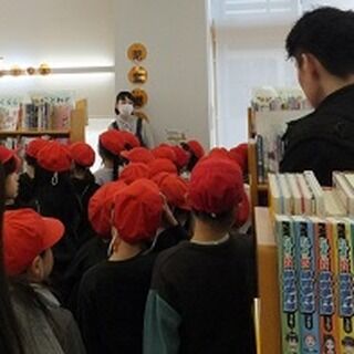 【岩沼西小学校の施設見学】

1月21日・23日に岩沼西小学校の施設見学がありました。2学年の皆さんが、みんなで使う施設としての図書館を見学しました。
今回の見学をきっかけに、お友達やお家の人を誘って図書館に来てもらえるとうれしいです。
#岩沼市民図書館 #岩沼西小学校 #施設見学 #生活科 #校外学習 #図書館