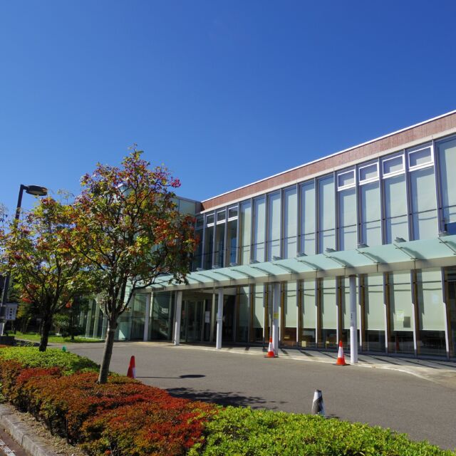 特別整理(蔵書点検)が無事終了し、6日(火)から通常どおり開館しています。

週末の3連休(10月10日～12日)も開館し、13日(火)が休館となります。

岩沼市民図書館で読書の秋を過ごしませんか📖🍂

#岩沼市民図書館 #図書館 #岩沼市 #読書の秋
